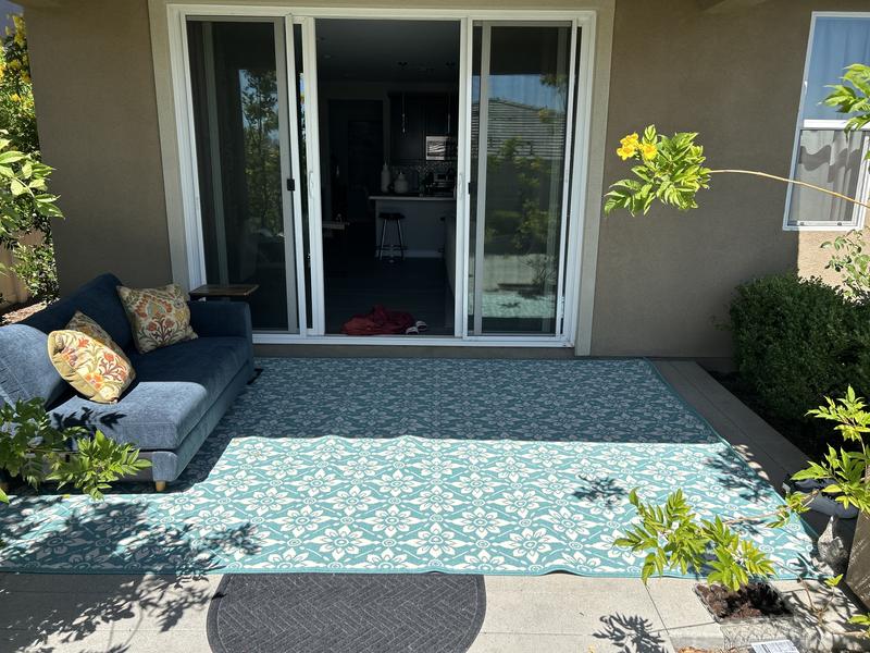 Customer photo for review titled "Nice outdoor rug"