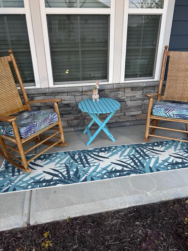 Customer photo for review titled "Great front porch rug"