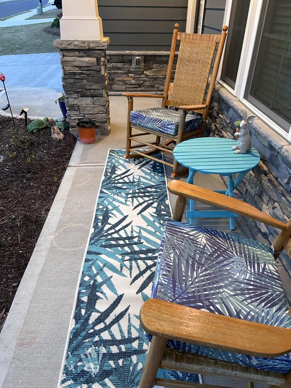 Customer photo for review titled "Great front porch rug"