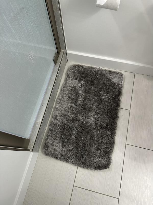 Customer photo for review titled "Perfect bath mat"