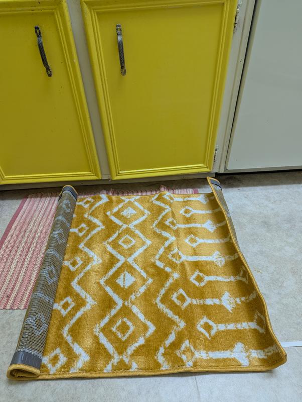 Customer photo for review titled "Rug seems nice but color isn't yellow"