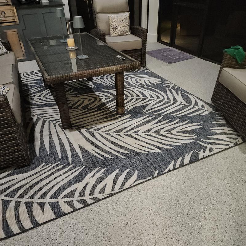 Customer photo for review titled "Great indoor/outdoor rug"