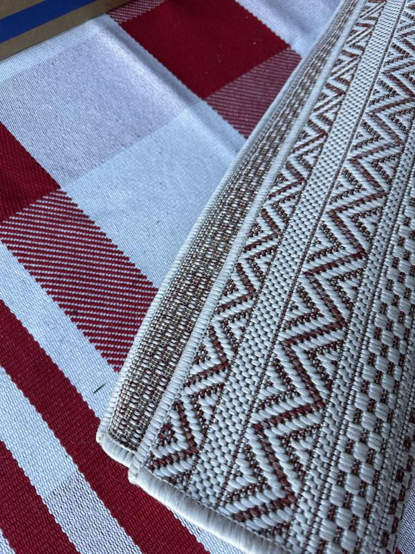 Customer photo for review titled "Nice rug but color is off"