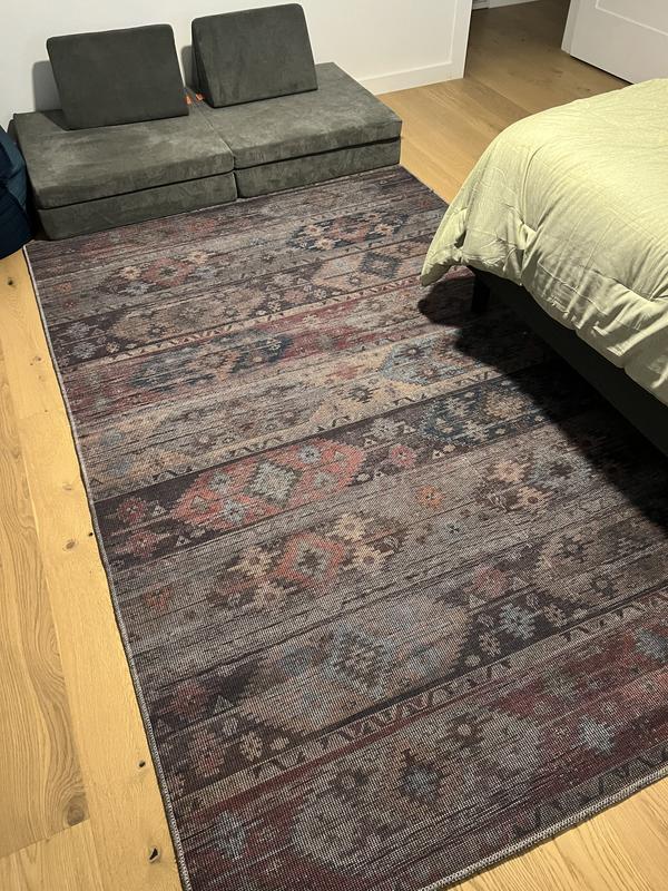 Customer photo for review titled "Love my new rug - slight sizing issue with pad"