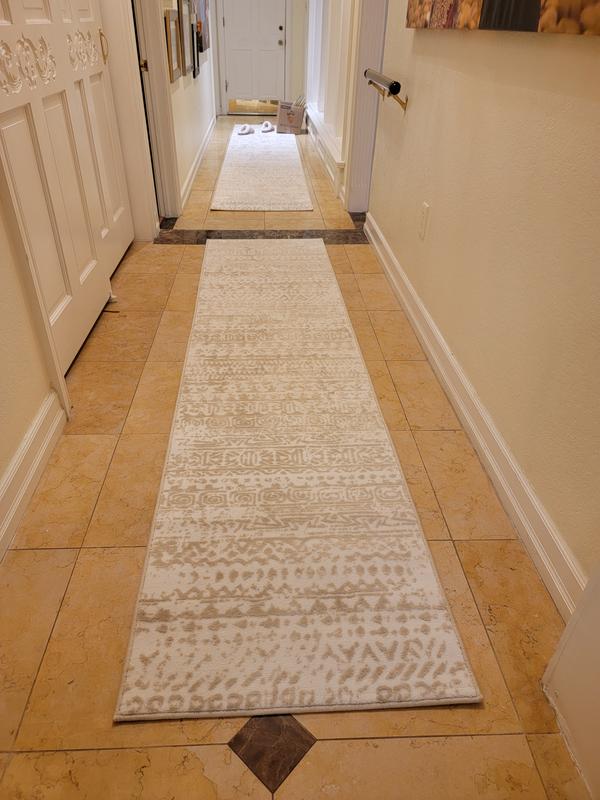 Customer photo for review titled "Love the runner"