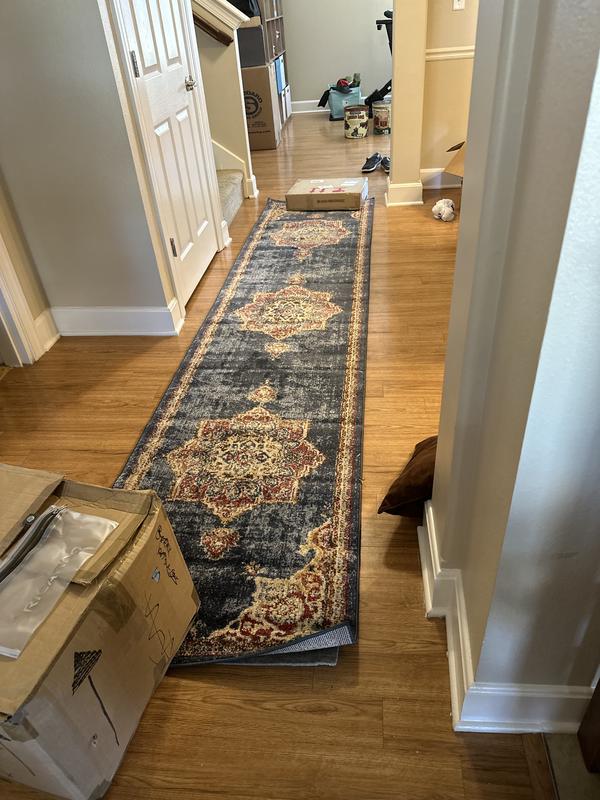 Customer photo for review titled "Nice runner"