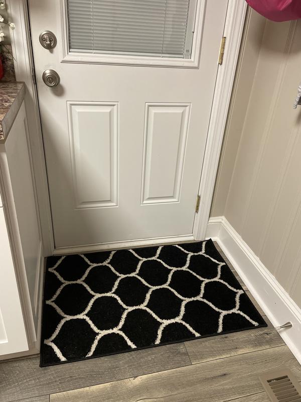 Customer photo for review titled "Great: quality b&w color trellis pattern"