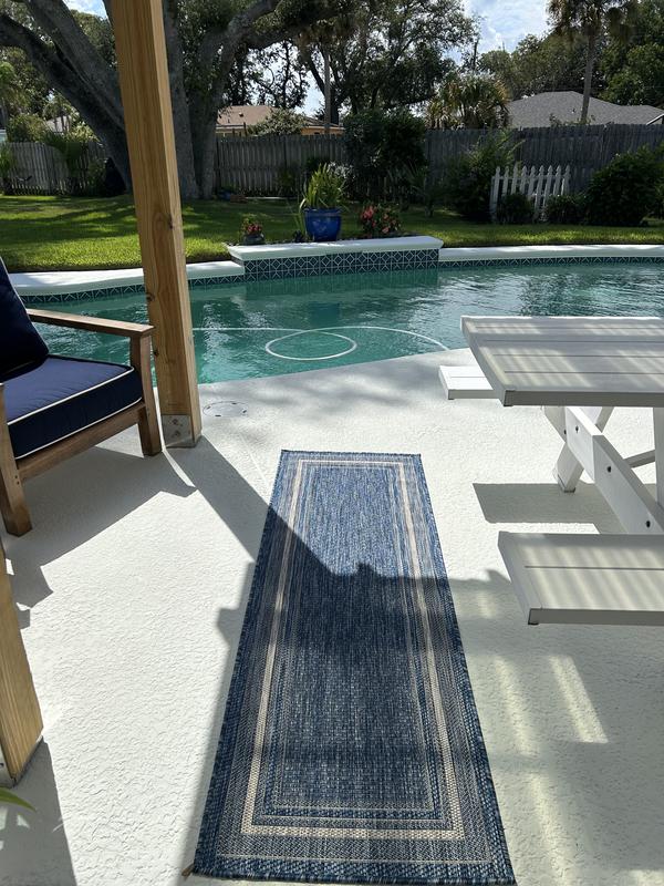 Customer photo for review titled "Outdoor runner looks great"