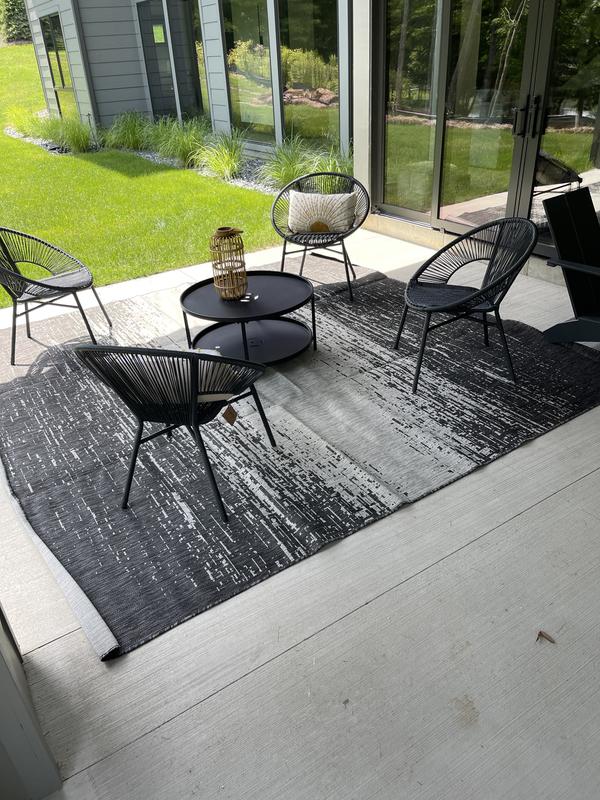 Customer photo for review titled "Nice modern rug"