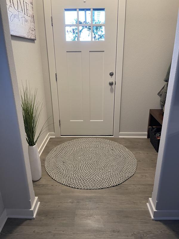 Customer photo for review titled "4’1 x 4’1 round rug"