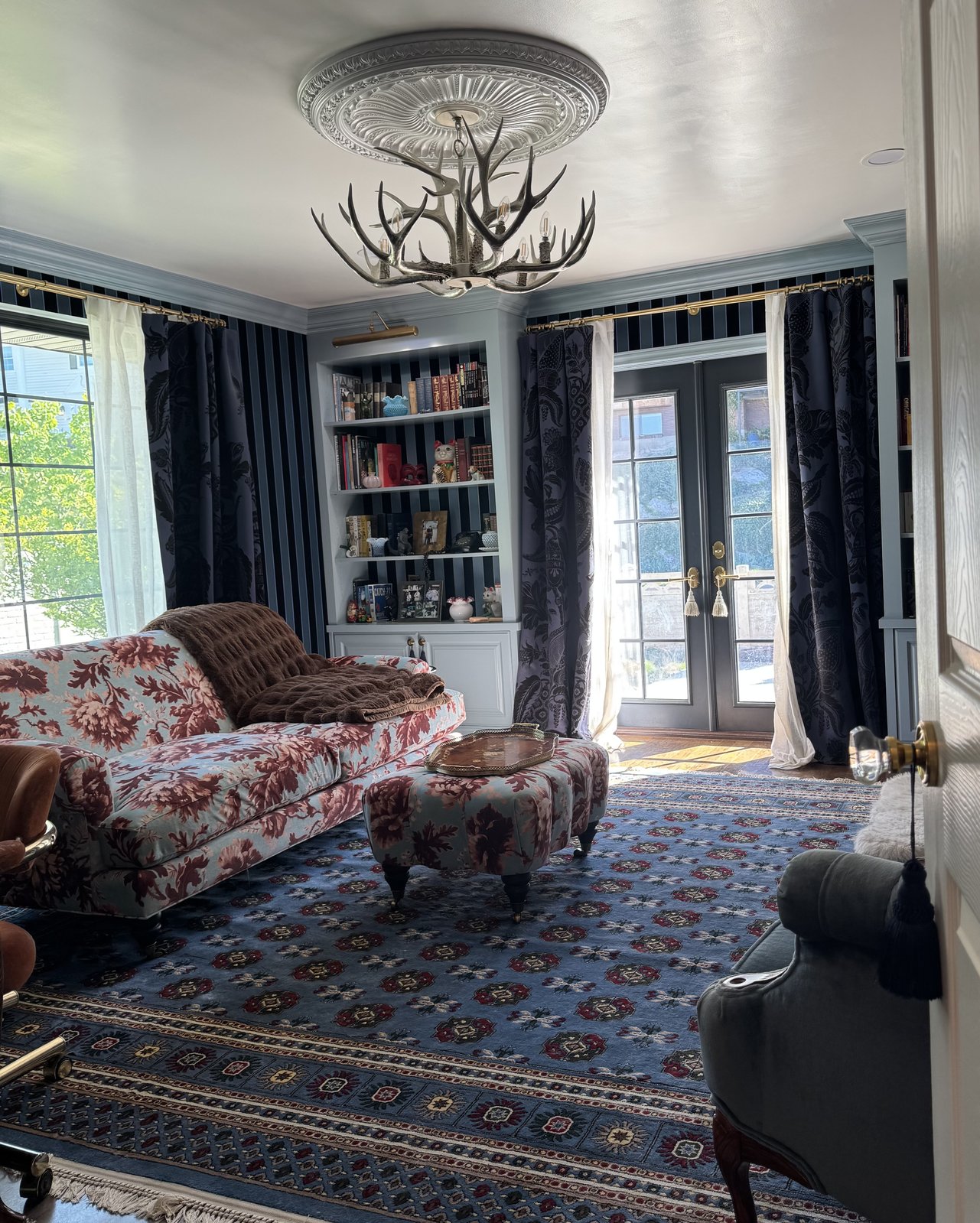 Customer photo for review titled "This rug really ties the room together"