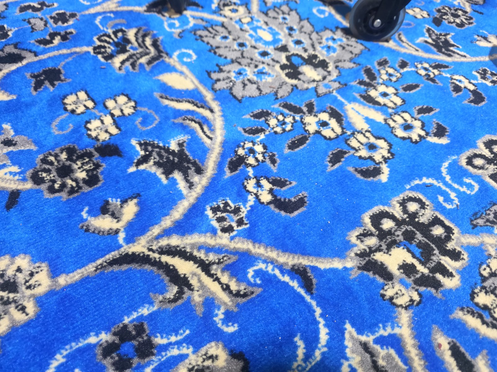 Customer photo for review titled "vibrant colors, design is a bit coarse, individual thread pixles are too coarse compared to a traditional rug"